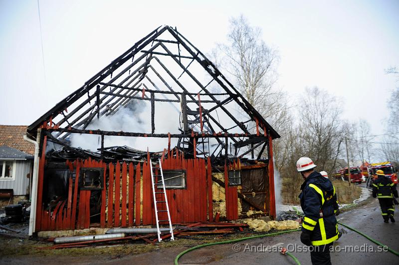 _DSC4108.JPG - Vid 11:20 tiden larmades räddningstjänsten från Örkelljunga och Klippan till en brand lite utanför örkelljunga, vid framkomst så var ladan där det fanns en bilverkstad i helt övertänd men räddningstjänsten kunde snabbt få branden under kontroll. Ladan blev helt förstörd, men räddningstjänsten lyckades att begränsa branden så den inte spred sig vidare till boninghuset som låg väldigt nära.