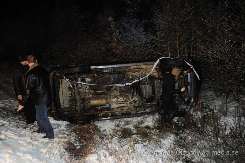 _DSC4189.JPG - Vid 17.20 larmades Räddningstjänst, Ambulans och Polis till en trafikolycka på väg 24 strax innan Bälinge. En minibuss med en person ska ha kört av vägen och vält på sidan. Kvinnan i bilen ska inte ha skadat sig vid händelsen. Det var EXTREMT halt på vägen, även E4an var glashal och bilar stod längst med hela vägen, kört i diket eller in i mitträcket.