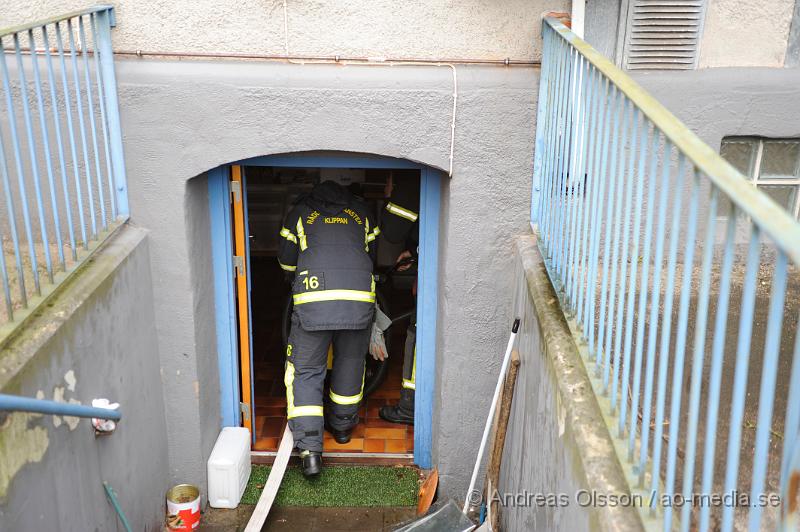 _DSC4264.JPG - Vid 10 tiden larmades räddningstjänsten i klippan till storgatan 44 där det läckte in vatten i en restaurang. Vattnet forsa in från taket men vad som orsakat vattenläckan är oklart. Ovanför restaurangen ligger det lägenheter.