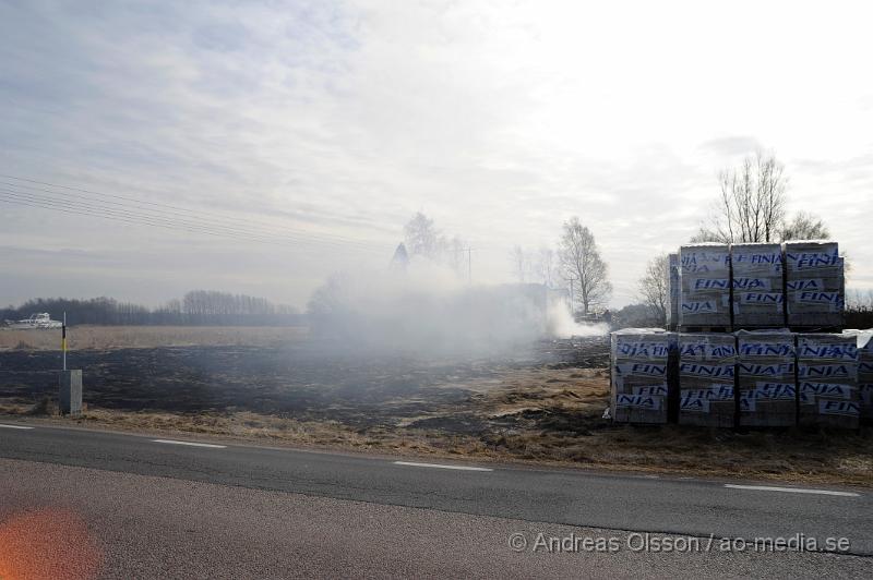 _DSC4325.JPG - Strax innan lunch så larmades räddningstjänsten till en villa brand i Ekeby, vid framkomst ska hela villen ha varit övertänd och taket hade rasat in. Släckingsarbetet pågår ännu och det är ännu oklart om någon har skadats vid samband med branden