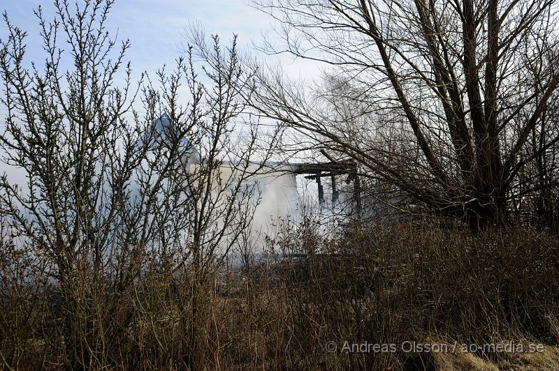 _DSC4339.JPG - Strax innan lunch så larmades räddningstjänsten till en villa brand i Ekeby, vid framkomst ska hela villen ha varit övertänd och taket hade rasat in. Släckingsarbetet pågår ännu och det är ännu oklart om någon har skadats vid samband med branden