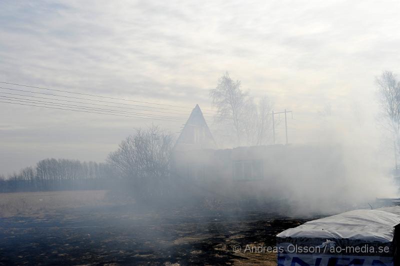 _DSC4341.JPG - Strax innan lunch så larmades räddningstjänsten till en villa brand i Ekeby, vid framkomst ska hela villen ha varit övertänd och taket hade rasat in. Släckingsarbetet pågår ännu och det är ännu oklart om någon har skadats vid samband med branden.