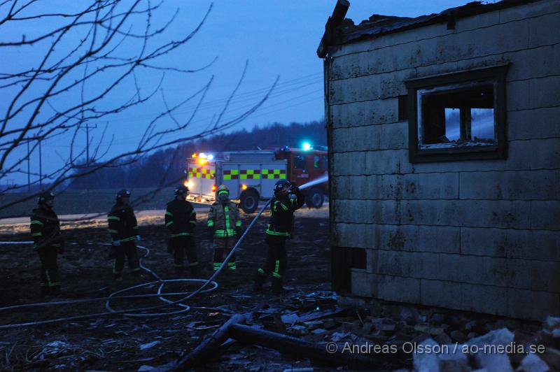 _DSC4348.JPG - Vid 18.30 larmades räddningstjänsten i Bjuv åter till villabranden i Ekeby. Det var en mindre brand som uppståt igen. Branden var snabbt ner släckt.