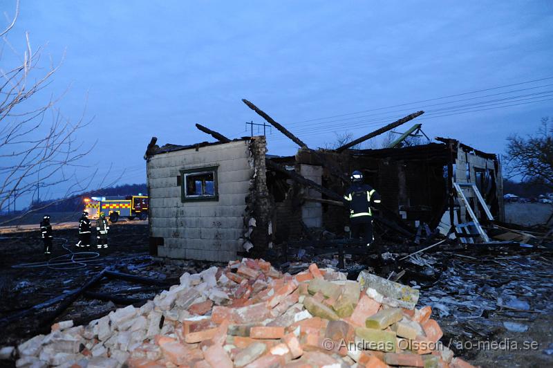 _DSC4353.JPG - Vid 18.30 larmades räddningstjänsten i Bjuv åter till villabranden i Ekeby. Det var en mindre brand som uppståt igen. Branden var snabbt ner släckt.