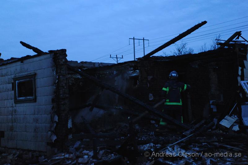 _DSC4354.JPG - Vid 18.30 larmades räddningstjänsten i Bjuv åter till villabranden i Ekeby. Det var en mindre brand som uppståt igen. Branden var snabbt ner släckt.