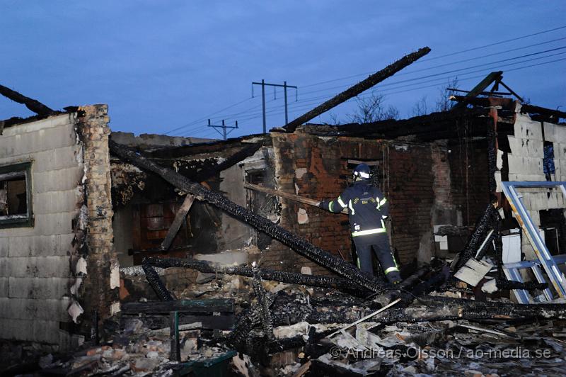 _DSC4355.JPG - Vid 18.30 larmades räddningstjänsten i Bjuv åter till villabranden i Ekeby. Det var en mindre brand som uppståt igen. Branden var snabbt ner släckt.