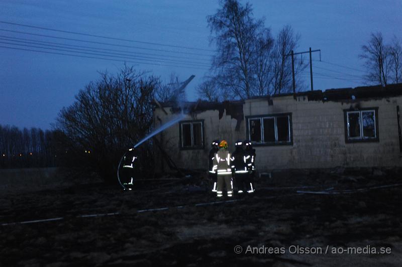 _DSC4356.JPG - Vid 18.30 larmades räddningstjänsten i Bjuv åter till villabranden i Ekeby. Det var en mindre brand som uppståt igen. Branden var snabbt ner släckt.