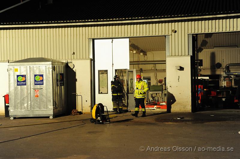 _DSC4391.JPG - Vid 20:00 tiden larmades räddningstjänsten till en brand på vasa torps golfklubb. Vid framkomst så var det rökutveckling i en lagerlokal och det hade brunnit i ett elskåp, men räddningstjänsten hade snabbt elden under kontroll. Hur branden har startat är ännu oklart. Inga personer ska ha kommit till skada.