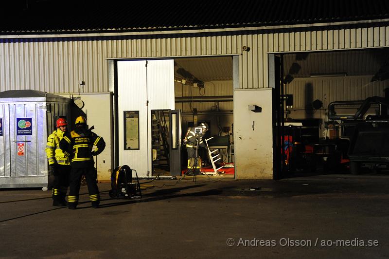 _DSC4393.JPG - Vid 20:00 tiden larmades räddningstjänsten till en brand på vasa torps golfklubb. Vid framkomst så var det rökutveckling i en lagerlokal och det hade brunnit i ett elskåp, men räddningstjänsten hade snabbt elden under kontroll. Hur branden har startat är ännu oklart. Inga personer ska ha kommit till skada.