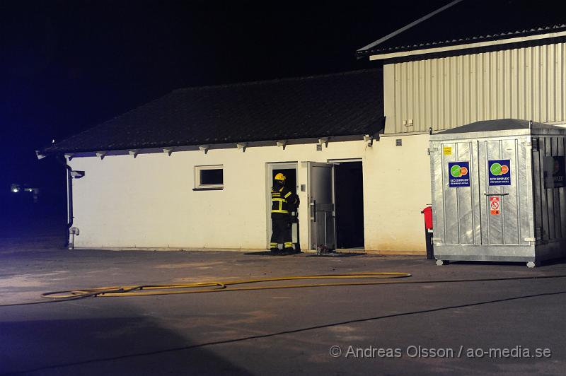 _DSC4394.JPG - Vid 20:00 tiden larmades räddningstjänsten till en brand på vasa torps golfklubb. Vid framkomst så var det rökutveckling i en lagerlokal och det hade brunnit i ett elskåp, men räddningstjänsten hade snabbt elden under kontroll. Hur branden har startat är ännu oklart. Inga personer ska ha kommit till skada.