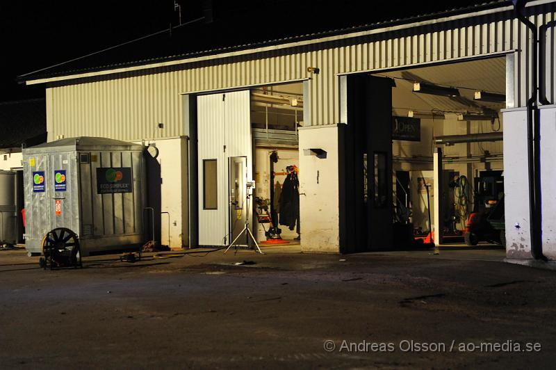 _DSC4398.JPG - Vid 20:00 tiden larmades räddningstjänsten till en brand på vasa torps golfklubb. Vid framkomst så var det rökutveckling i en lagerlokal och det hade brunnit i ett elskåp, men räddningstjänsten hade snabbt elden under kontroll. Hur branden har startat är ännu oklart. Inga personer ska ha kommit till skada.