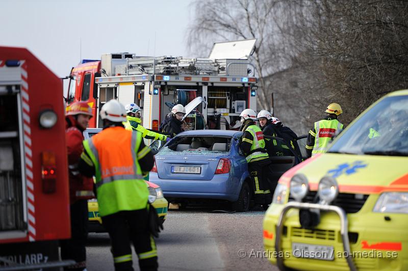 _DSC4358.JPG - Vid 12:10 tiden larmades räddningstjänsten till en trafikolycka i Åstorp, där två personbilar hade frontallkrockat. Räddningstjänsten fick klippa upp ena personbilen för att kunna ta ut personen.Minst två personer fick föras till sjukhuset med oklara skador.