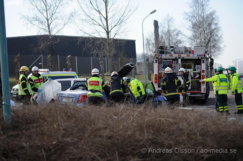 _DSC4360.JPG - Vid 12:10 tiden larmades räddningstjänsten till en trafikolycka i Åstorp, där två personbilar hade frontallkrockat. Räddningstjänsten fick klippa upp ena personbilen för att kunna ta ut personen.Minst två personer fick föras till sjukhuset med oklara skador.