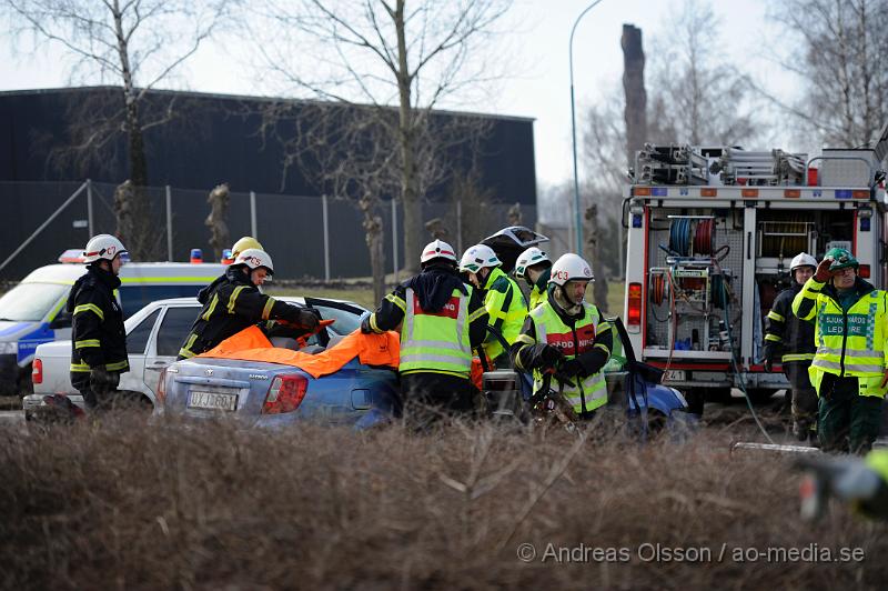 _DSC4362.JPG - Vid 12:10 tiden larmades räddningstjänsten till en trafikolycka i Åstorp, där två personbilar hade frontallkrockat. Räddningstjänsten fick klippa upp ena personbilen för att kunna ta ut personen.Minst två personer fick föras till sjukhuset med oklara skador.