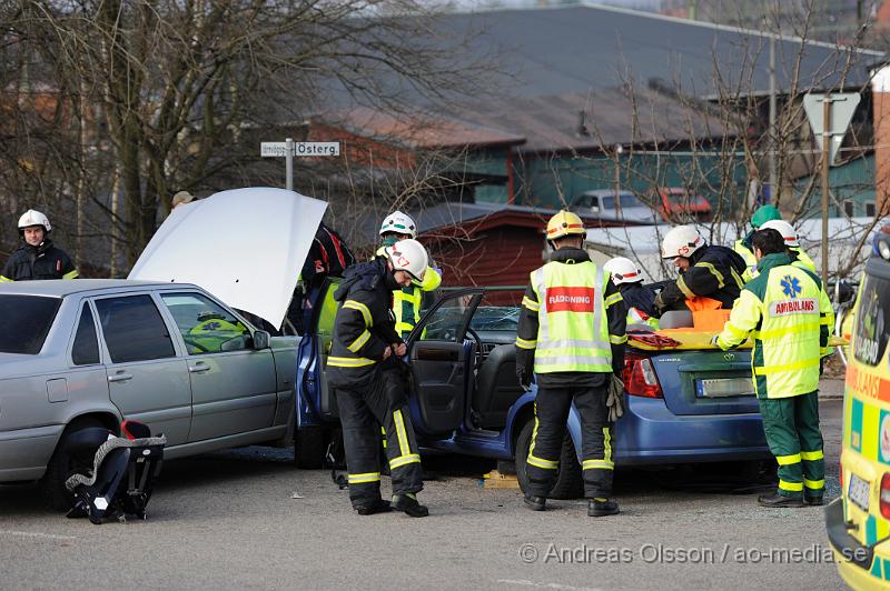 _DSC4363.JPG - Vid 12:10 tiden larmades räddningstjänsten till en trafikolycka i Åstorp, där två personbilar hade frontallkrockat. Räddningstjänsten fick klippa upp ena personbilen för att kunna ta ut personen.Minst två personer fick föras till sjukhuset med oklara skador.