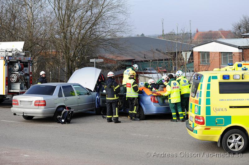 _DSC4364.JPG - Vid 12:10 tiden larmades räddningstjänsten till en trafikolycka i Åstorp, där två personbilar hade frontallkrockat. Räddningstjänsten fick klippa upp ena personbilen för att kunna ta ut personen.Minst två personer fick föras till sjukhuset med oklara skador.