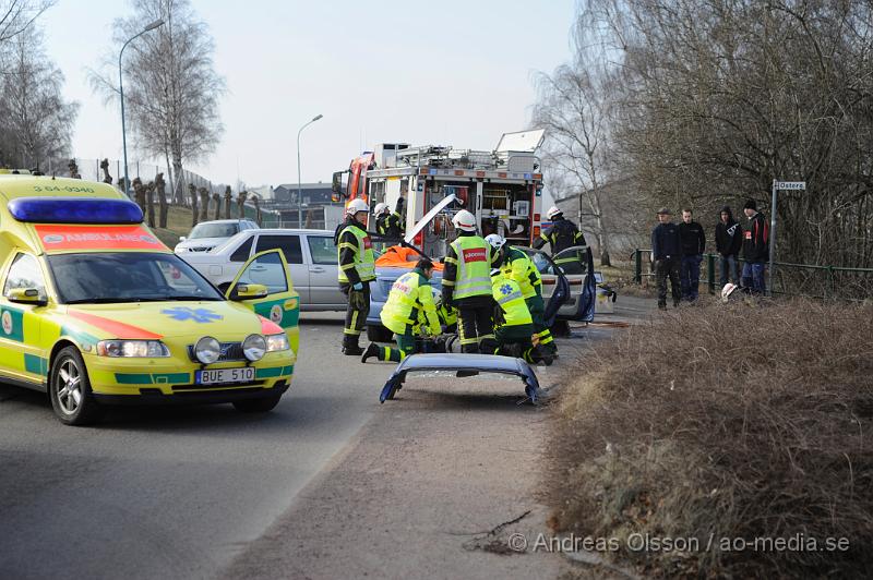 _DSC4371.JPG - Vid 12:10 tiden larmades räddningstjänsten till en trafikolycka i Åstorp, där två personbilar hade frontallkrockat. Räddningstjänsten fick klippa upp ena personbilen för att kunna ta ut personen.Minst två personer fick föras till sjukhuset med oklara skador.