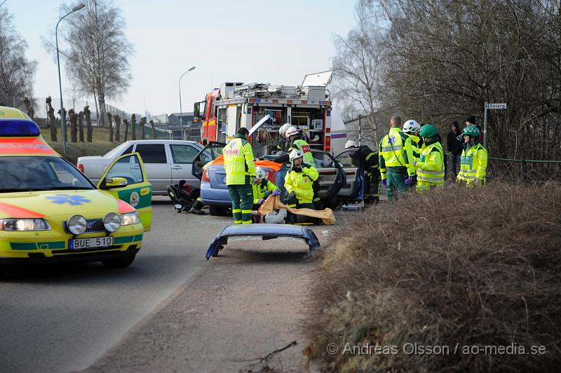 _DSC4373.JPG - Vid 12:10 tiden larmades räddningstjänsten till en trafikolycka i Åstorp, där två personbilar hade frontallkrockat. Räddningstjänsten fick klippa upp ena personbilen för att kunna ta ut personen.Minst två personer fick föras till sjukhuset med oklara skador.