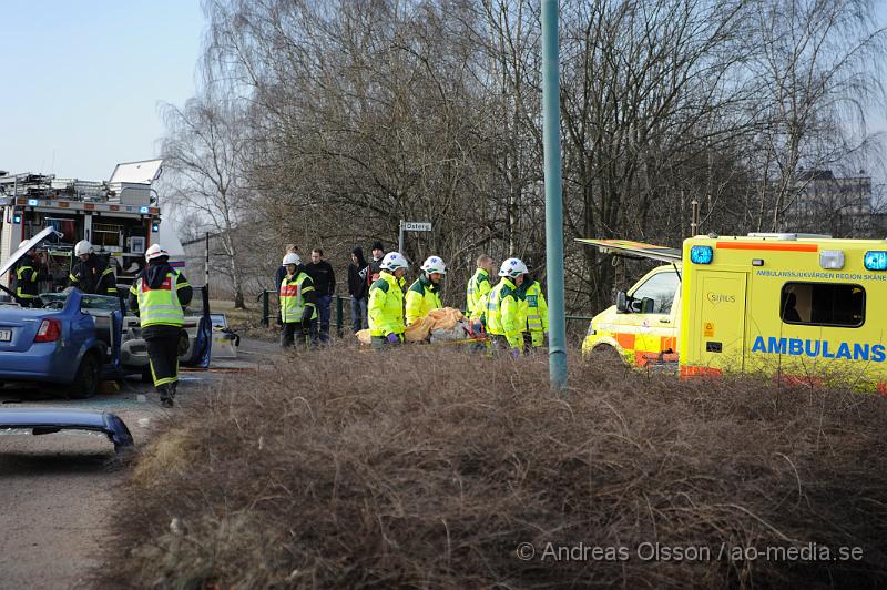 _DSC4376.JPG - Vid 12:10 tiden larmades räddningstjänsten till en trafikolycka i Åstorp, där två personbilar hade frontallkrockat. Räddningstjänsten fick klippa upp ena personbilen för att kunna ta ut personen.Minst två personer fick föras till sjukhuset med oklara skador.