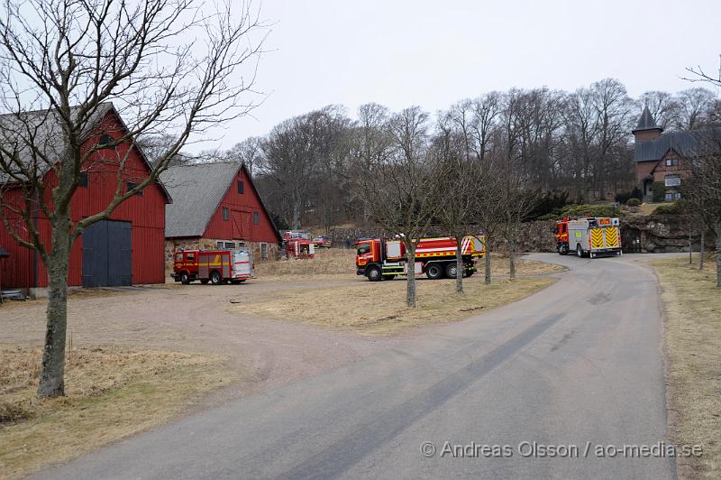 _DSC4461.JPG - Vid 14:00 tiden larmades räddningstjänster från många stationer runt om höganäs och helsingborg till en ladugårdsbrand, vid framkomst så var ladugården helt övertänd. Släckingsarbetet håller på just nu, det är okänt om det finns några djur i ladugården och om några människor har kommit till skada under branden. När man kunde ta sig in i byggnaden senare på kvällen upptäckte man ett antal gasolflaskor och har nu spärrat av ca 300 meter runt om.