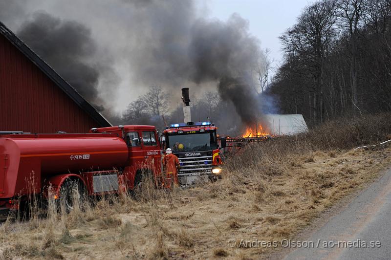 _DSC4463.JPG - Vid 14:00 tiden larmades räddningstjänster från många stationer runt om höganäs och helsingborg till en ladugårdsbrand, vid framkomst så var ladugården helt övertänd. Släckingsarbetet håller på just nu, det är okänt om det finns några djur i ladugården och om några människor har kommit till skada under branden. När man kunde ta sig in i byggnaden senare på kvällen upptäckte man ett antal gasolflaskor och har nu spärrat av ca 300 meter runt om.