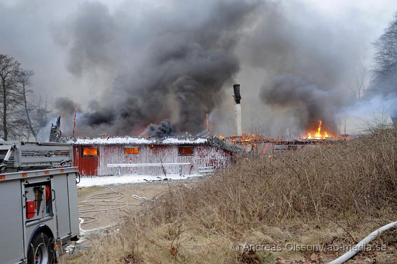 _DSC4467.JPG - Vid 14:00 tiden larmades räddningstjänster från många stationer runt om höganäs och helsingborg till en ladugårdsbrand, vid framkomst så var ladugården helt övertänd. Släckingsarbetet håller på just nu, det är okänt om det finns några djur i ladugården och om några människor har kommit till skada under branden. När man kunde ta sig in i byggnaden senare på kvällen upptäckte man ett antal gasolflaskor och har nu spärrat av ca 300 meter runt om.