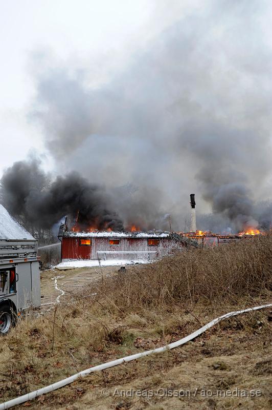 _DSC4471.JPG - Vid 14:00 tiden larmades räddningstjänster från många stationer runt om höganäs och helsingborg till en ladugårdsbrand, vid framkomst så var ladugården helt övertänd. Släckingsarbetet håller på just nu, det är okänt om det finns några djur i ladugården och om några människor har kommit till skada under branden. När man kunde ta sig in i byggnaden senare på kvällen upptäckte man ett antal gasolflaskor och har nu spärrat av ca 300 meter runt om.