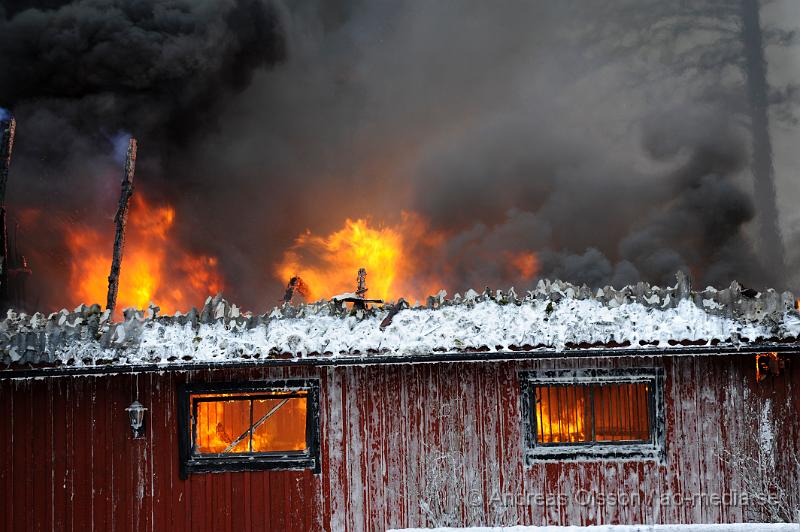 _DSC4481.JPG - Vid 14:00 tiden larmades räddningstjänster från många stationer runt om höganäs och helsingborg till en ladugårdsbrand, vid framkomst så var ladugården helt övertänd. Släckingsarbetet håller på just nu, det är okänt om det finns några djur i ladugården och om några människor har kommit till skada under branden. När man kunde ta sig in i byggnaden senare på kvällen upptäckte man ett antal gasolflaskor och har nu spärrat av ca 300 meter runt om.