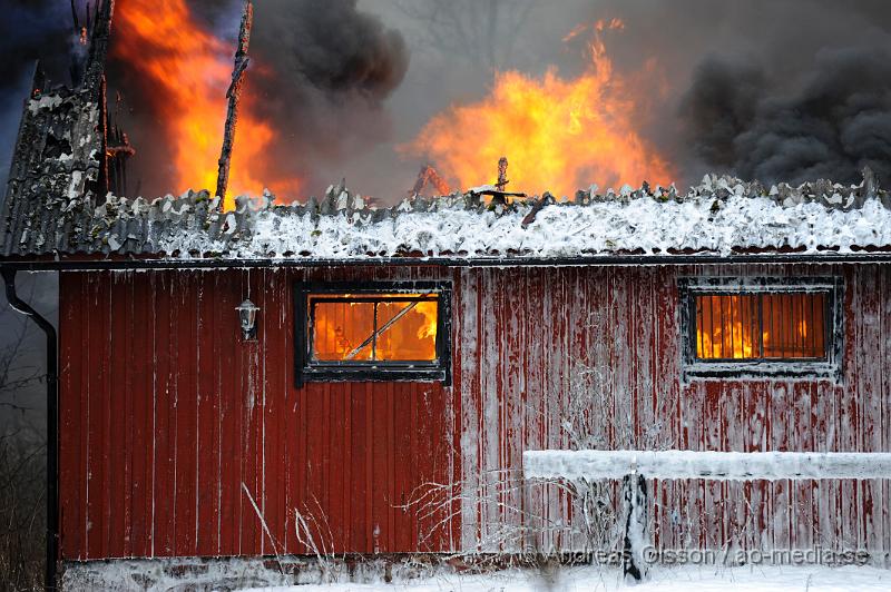 _DSC4484.JPG - Vid 14:00 tiden larmades räddningstjänster från många stationer runt om höganäs och helsingborg till en ladugårdsbrand, vid framkomst så var ladugården helt övertänd. Släckingsarbetet håller på just nu, det är okänt om det finns några djur i ladugården och om några människor har kommit till skada under branden. När man kunde ta sig in i byggnaden senare på kvällen upptäckte man ett antal gasolflaskor och har nu spärrat av ca 300 meter runt om.