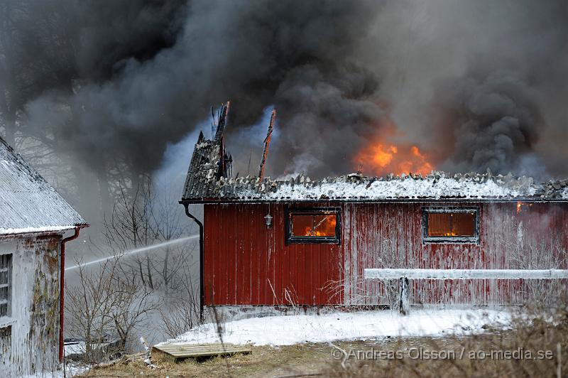 _DSC4486.JPG - Vid 14:00 tiden larmades räddningstjänster från många stationer runt om höganäs och helsingborg till en ladugårdsbrand, vid framkomst så var ladugården helt övertänd. Släckingsarbetet håller på just nu, det är okänt om det finns några djur i ladugården och om några människor har kommit till skada under branden. När man kunde ta sig in i byggnaden senare på kvällen upptäckte man ett antal gasolflaskor och har nu spärrat av ca 300 meter runt om.