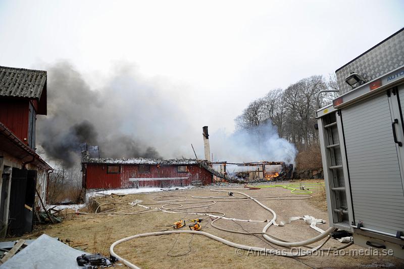 _DSC4510.JPG - Vid 14:00 tiden larmades räddningstjänster från många stationer runt om höganäs och helsingborg till en ladugårdsbrand, vid framkomst så var ladugården helt övertänd. Släckingsarbetet håller på just nu, det är okänt om det finns några djur i ladugården och om några människor har kommit till skada under branden. När man kunde ta sig in i byggnaden senare på kvällen upptäckte man ett antal gasolflaskor och har nu spärrat av ca 300 meter runt om.