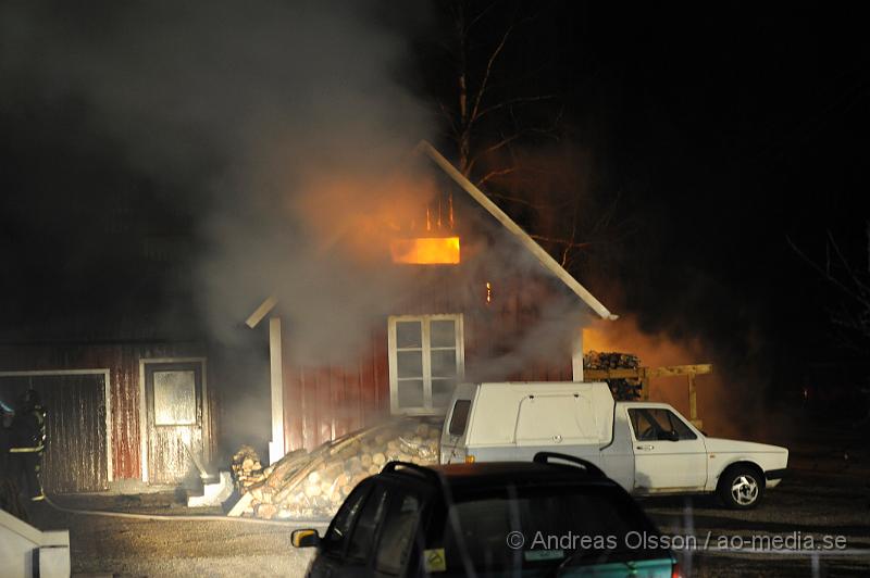 _DSC4418.JPG - Vid 01,00 larmades Räddningstjänsten från Ljungbyhed och Perstorp till en brand i Riseberga. Det var ett uthus/garage som börjat brinna. När räddningstjänsten kom fram till platsen var byggnaden övertänd. Ingen person ska ha skadats men ägarna chockades av händelsen.