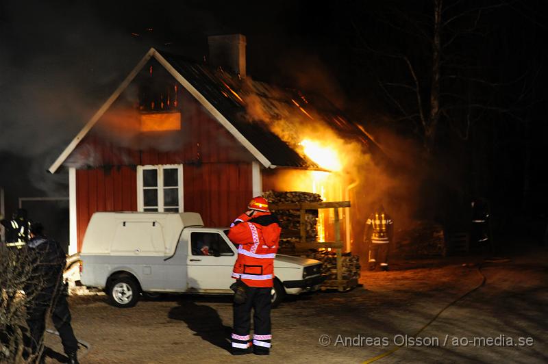 _DSC4421.JPG - Vid 01,00 larmades Räddningstjänsten från Ljungbyhed och Perstorp till en brand i Riseberga. Det var ett uthus/garage som börjat brinna. När räddningstjänsten kom fram till platsen var byggnaden övertänd. Ingen person ska ha skadats men ägarna chockades av händelsen.