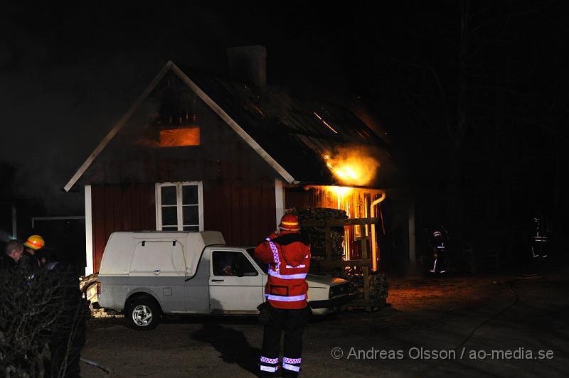 _DSC4423.JPG - Vid 01,00 larmades Räddningstjänsten från Ljungbyhed och Perstorp till en brand i Riseberga. Det var ett uthus/garage som börjat brinna. När räddningstjänsten kom fram till platsen var byggnaden övertänd. Ingen person ska ha skadats men ägarna chockades av händelsen.