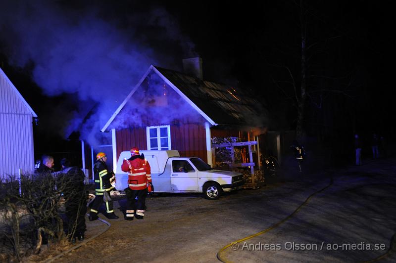 _DSC4425.JPG - Vid 01,00 larmades Räddningstjänsten från Ljungbyhed och Perstorp till en brand i Riseberga. Det var ett uthus/garage som börjat brinna. När räddningstjänsten kom fram till platsen var byggnaden övertänd. Ingen person ska ha skadats men ägarna chockades av händelsen.