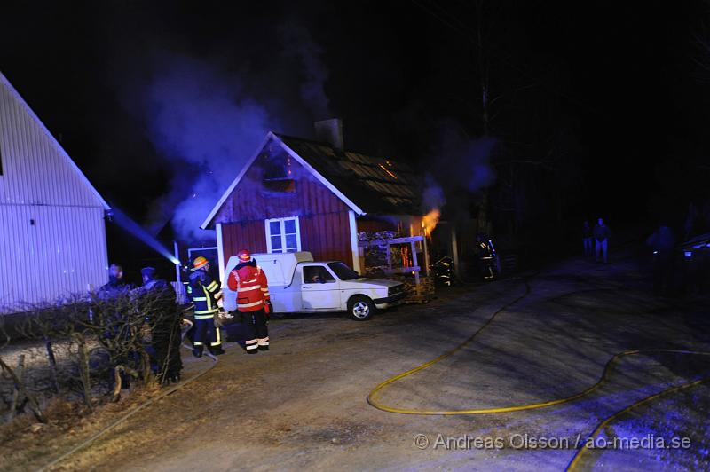 _DSC4427.JPG - Vid 01,00 larmades Räddningstjänsten från Ljungbyhed och Perstorp till en brand i Riseberga. Det var ett uthus/garage som börjat brinna. När räddningstjänsten kom fram till platsen var byggnaden övertänd. Ingen person ska ha skadats men ägarna chockades av händelsen.