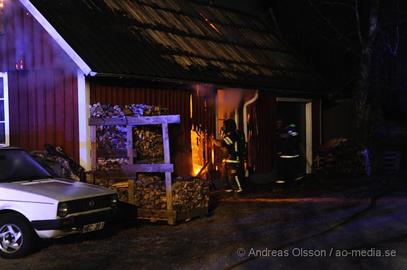 _DSC4431.JPG - Vid 01,00 larmades Räddningstjänsten från Ljungbyhed och Perstorp till en brand i Riseberga. Det var ett uthus/garage som börjat brinna. När räddningstjänsten kom fram till platsen var byggnaden övertänd. Ingen person ska ha skadats men ägarna chockades av händelsen.