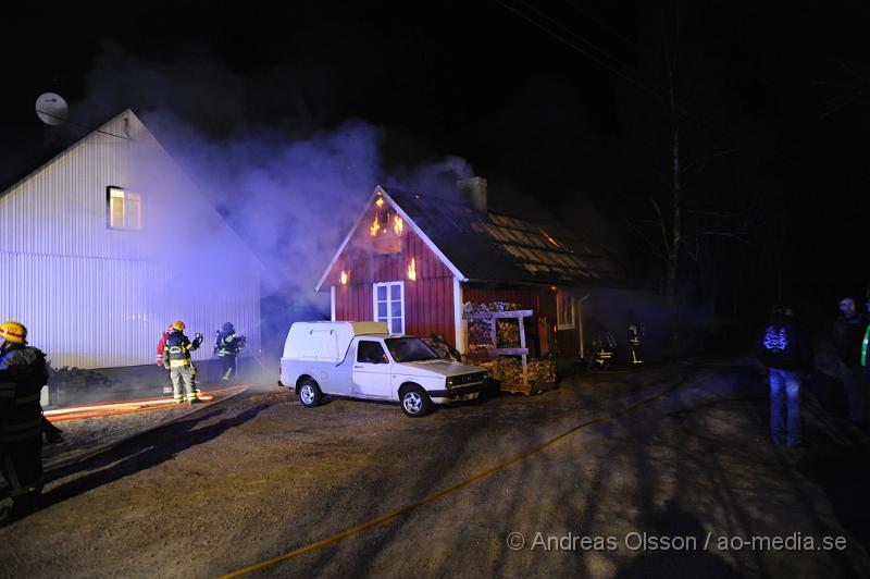 _DSC4432.JPG - Vid 01,00 larmades Räddningstjänsten från Ljungbyhed och Perstorp till en brand i Riseberga. Det var ett uthus/garage som börjat brinna. När räddningstjänsten kom fram till platsen var byggnaden övertänd. Ingen person ska ha skadats men ägarna chockades av händelsen.