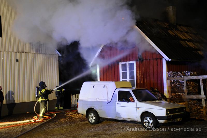 _DSC4435.JPG - Vid 01,00 larmades Räddningstjänsten från Ljungbyhed och Perstorp till en brand i Riseberga. Det var ett uthus/garage som börjat brinna. När räddningstjänsten kom fram till platsen var byggnaden övertänd. Ingen person ska ha skadats men ägarna chockades av händelsen.