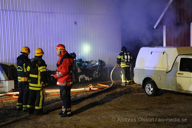 _DSC4438.JPG - Vid 01,00 larmades Räddningstjänsten från Ljungbyhed och Perstorp till en brand i Riseberga. Det var ett uthus/garage som börjat brinna. När räddningstjänsten kom fram till platsen var byggnaden övertänd. Ingen person ska ha skadats men ägarna chockades av händelsen.