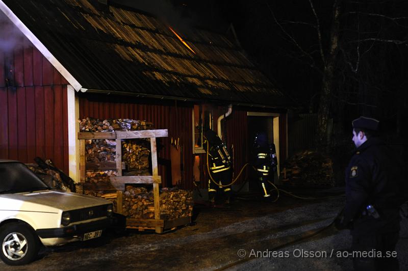 _DSC4441.JPG - Vid 01,00 larmades Räddningstjänsten från Ljungbyhed och Perstorp till en brand i Riseberga. Det var ett uthus/garage som börjat brinna. När räddningstjänsten kom fram till platsen var byggnaden övertänd. Ingen person ska ha skadats men ägarna chockades av händelsen.