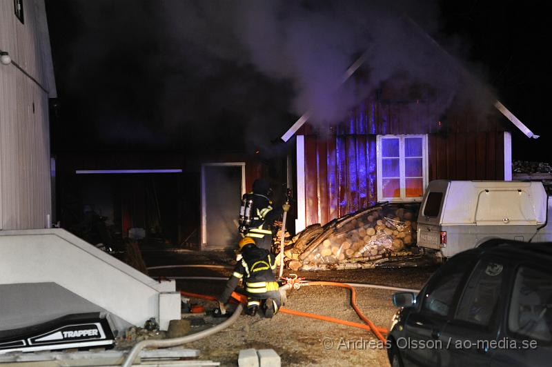 _DSC4445.JPG - Vid 01,00 larmades Räddningstjänsten från Ljungbyhed och Perstorp till en brand i Riseberga. Det var ett uthus/garage som börjat brinna. När räddningstjänsten kom fram till platsen var byggnaden övertänd. Ingen person ska ha skadats men ägarna chockades av händelsen.