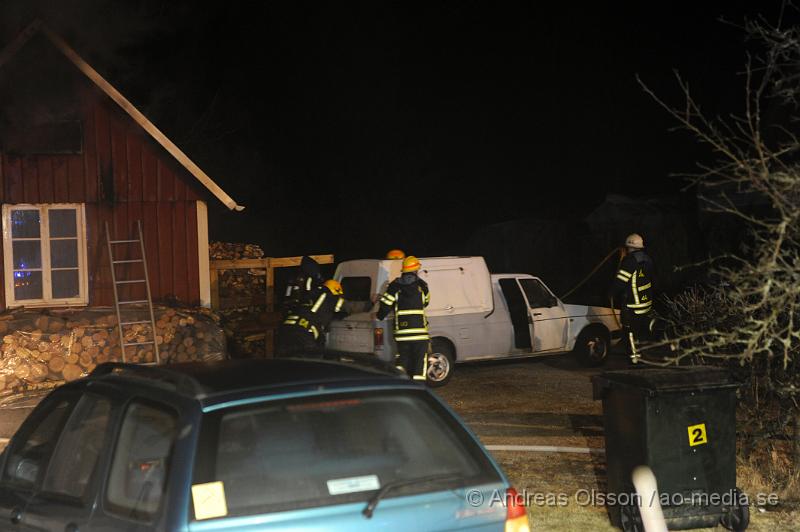 _DSC4451.JPG - Vid 01,00 larmades Räddningstjänsten från Ljungbyhed och Perstorp till en brand i Riseberga. Det var ett uthus/garage som börjat brinna. När räddningstjänsten kom fram till platsen var byggnaden övertänd. Ingen person ska ha skadats men ägarna chockades av händelsen.