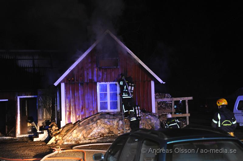 _DSC4453.JPG - Vid 01,00 larmades Räddningstjänsten från Ljungbyhed och Perstorp till en brand i Riseberga. Det var ett uthus/garage som börjat brinna. När räddningstjänsten kom fram till platsen var byggnaden övertänd. Ingen person ska ha skadats men ägarna chockades av händelsen.