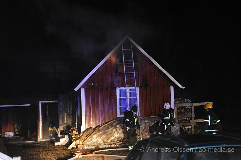 _DSC4455.JPG - Vid 01,00 larmades Räddningstjänsten från Ljungbyhed och Perstorp till en brand i Riseberga. Det var ett uthus/garage som börjat brinna. När räddningstjänsten kom fram till platsen var byggnaden övertänd. Ingen person ska ha skadats men ägarna chockades av händelsen.