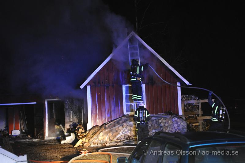 _DSC4456.JPG - Vid 01,00 larmades Räddningstjänsten från Ljungbyhed och Perstorp till en brand i Riseberga. Det var ett uthus/garage som börjat brinna. När räddningstjänsten kom fram till platsen var byggnaden övertänd. Ingen person ska ha skadats men ägarna chockades av händelsen.