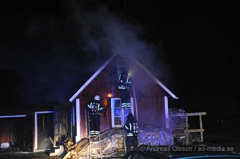 _DSC4458.JPG - Vid 01,00 larmades Räddningstjänsten från Ljungbyhed och Perstorp till en brand i Riseberga. Det var ett uthus/garage som börjat brinna. När räddningstjänsten kom fram till platsen var byggnaden övertänd. Ingen person ska ha skadats men ägarna chockades av händelsen.