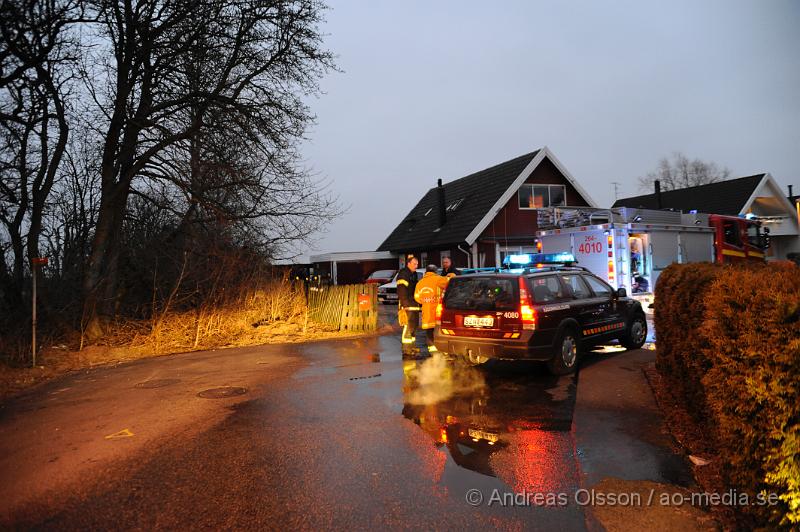 _DSC4522.JPG - Vid 17 tiden larmades räddningstjänsten i Höganäs till en befarad villa brand. Det var flera inringare som sa att det såg öppna lågot och kraftig rökutveckling från huset, men när räddningstjänsten kom till platsen visa de sig att det var ett mindre garage som fattat eld. Garaget blev helt förstört. Ingen person ska ha kommit till skada.