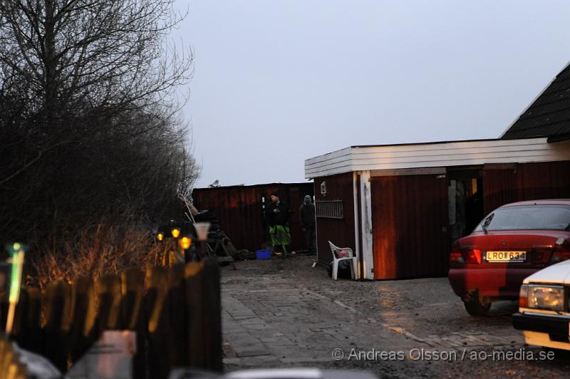 _DSC4526.JPG - Vid 17 tiden larmades räddningstjänsten i Höganäs till en befarad villa brand. Det var flera inringare som sa att det såg öppna lågot och kraftig rökutveckling från huset, men när räddningstjänsten kom till platsen visa de sig att det var ett mindre garage som fattat eld. Garaget blev helt förstört. Ingen person ska ha kommit till skada.