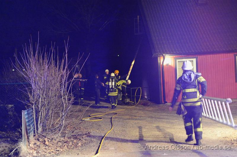 _DSC4577.JPG - Vid 18 tiden larmades räddningstjänsten till en skorstens brand i Riseberga,  Det ska tydligen glöda nere i skorstenen och villan är fylld med rök.Inga personer ska ha skadats.